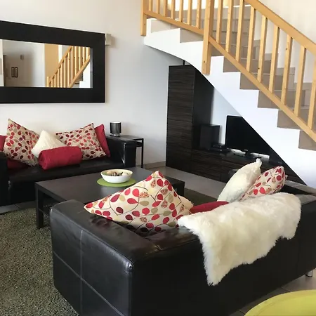 Authentic With Mountain View 维松纳