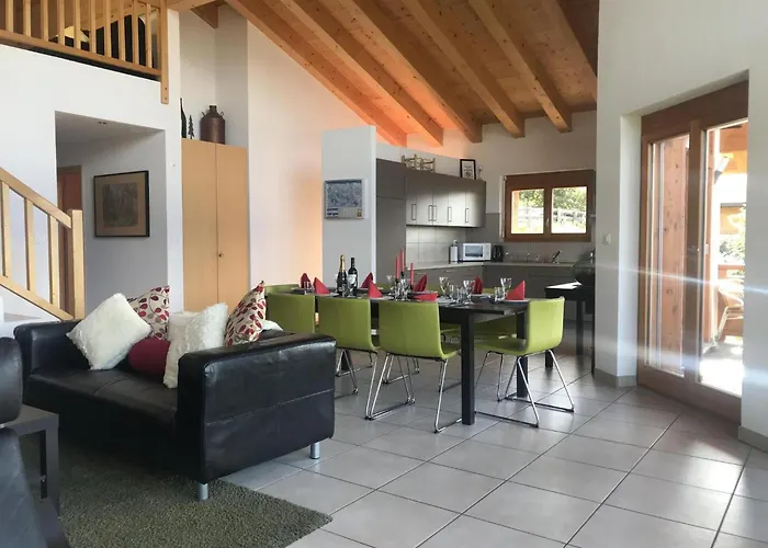 Authentic With Mountain View 아파트